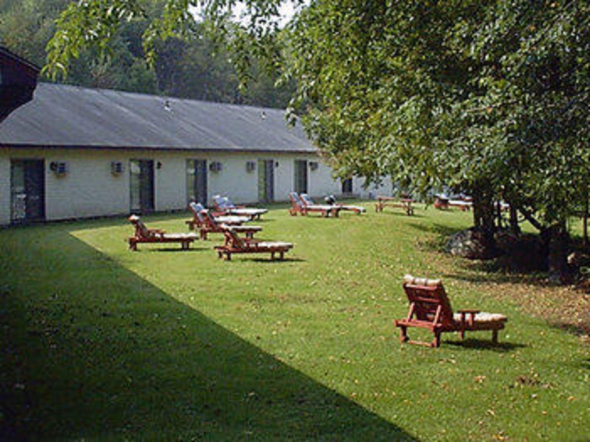 The Chalet Motel Manchester Exterior photo